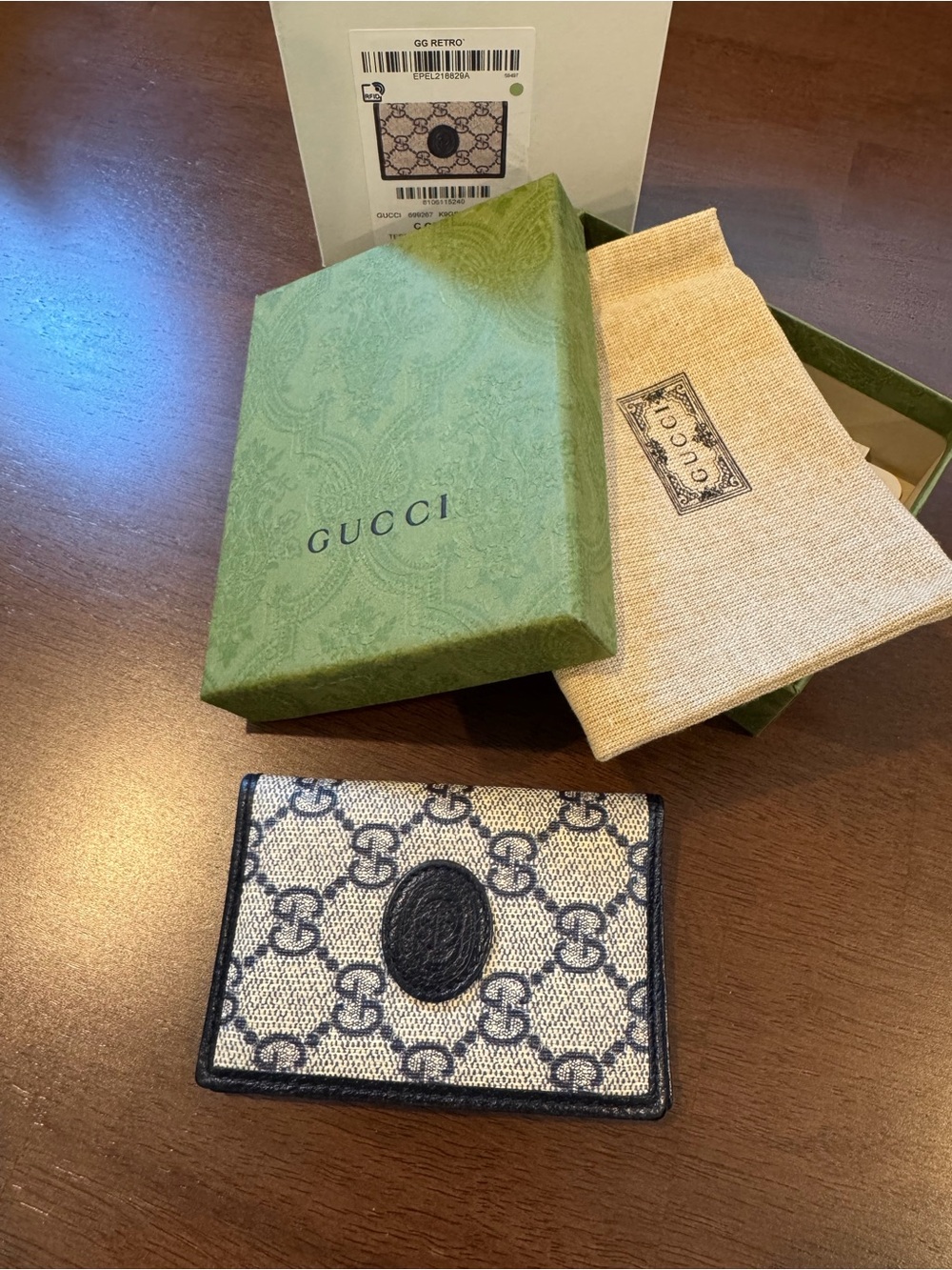 GUCCI GG Supreme Card Holder in Beige/Black